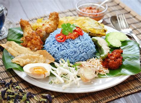  Nasi Kerabu: En fest av fräscha smaker och en explosiv kryddig dans!