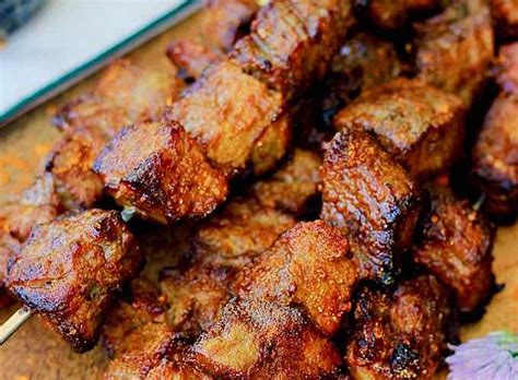  Suya: Ett Grillade Köttunder som Sprängs av Smaksensationer och Krämiga Texturer!