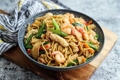  Chaozhou Wok-Fried Fish Noodles: Enticing Aromatic Seafood Meets Silky Smooth Noodles