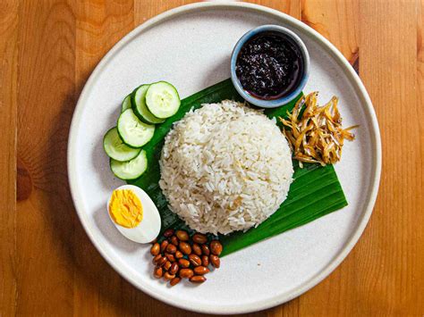  Nasi Lemak: En krämig kokosrös som möter den salta sprödheten av anchovies!